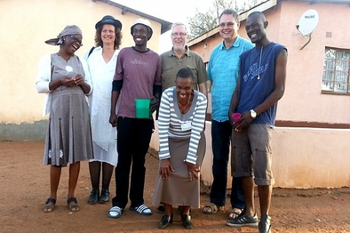 Gäste und Gastgeber beim Besuch in Botswana