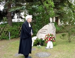 Pfarrer Menn vor dem Gedenkstein