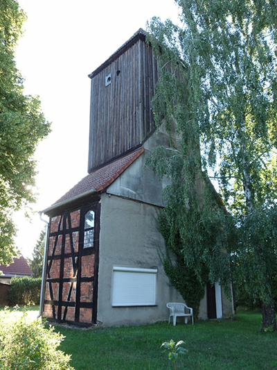 Kirchturm Brüsenhagen Ostgiebel mit verputzter Betonhohlblocksteinwand