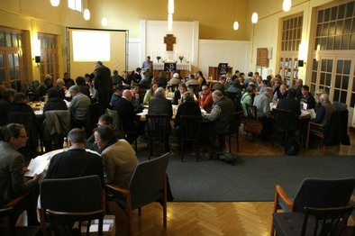 Synodale bei der Diskussion
