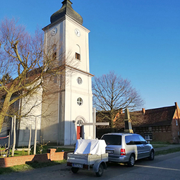 Kirche vor dem Fenster im Pfarrsprengel Sieversdorf