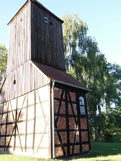 Kirchturm Brüsenhagen Südgiebel mit historischem Fenster