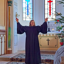 Pfarrerin Johanna Köster spricht den Abschlusssegen