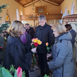Überreichen der Blumen an den Gemeindekirchenrat