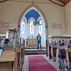 Ingenieur Matthias Wieck erläutert den Interessierten die Bauschäden an der Kirche Baek