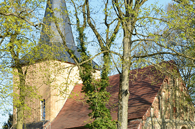 Kirche in Rosenhagen mit Turm